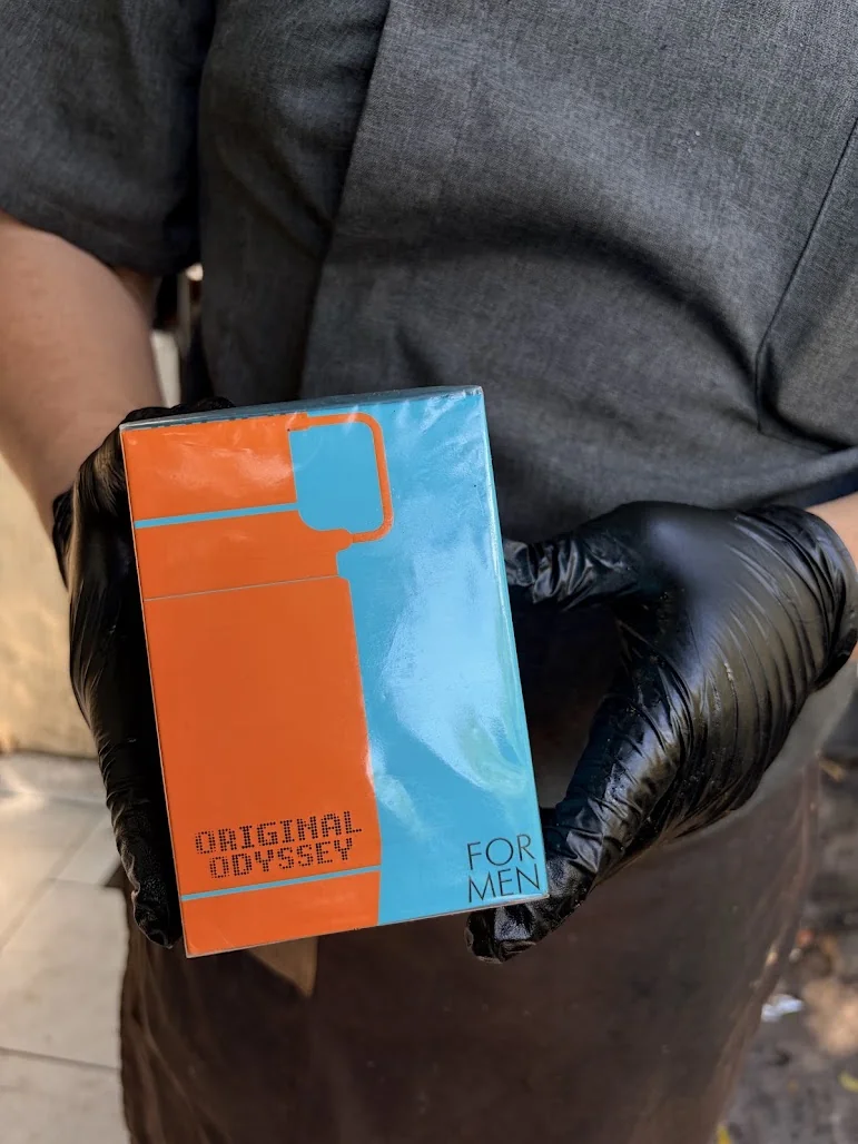 Entrega protegida con guantes de Armaf Odyssey Mandarin Sky